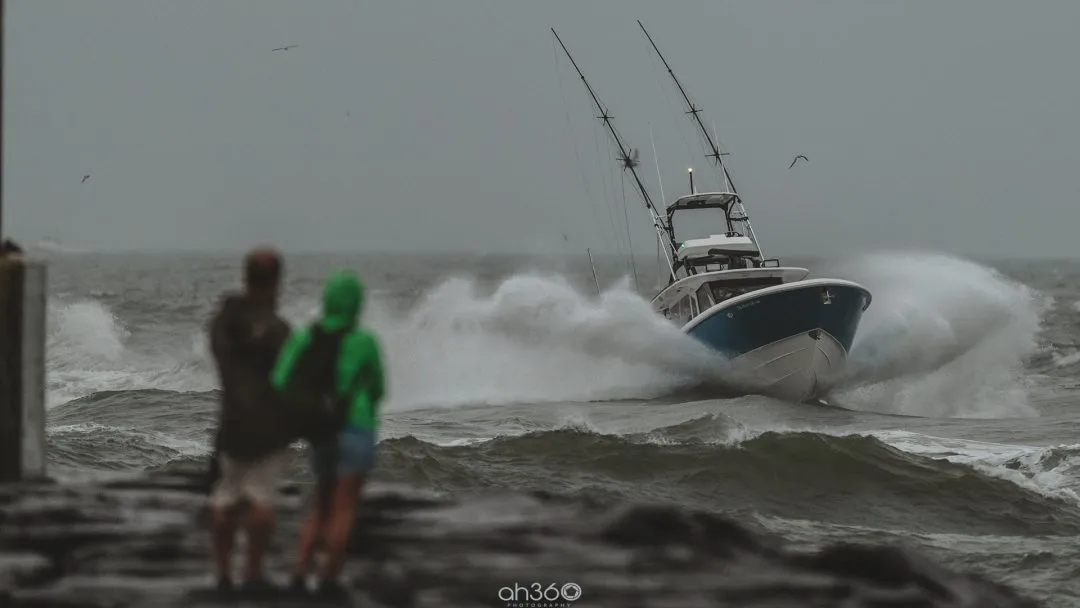 Everglades Boats Center Console In Rough Seas